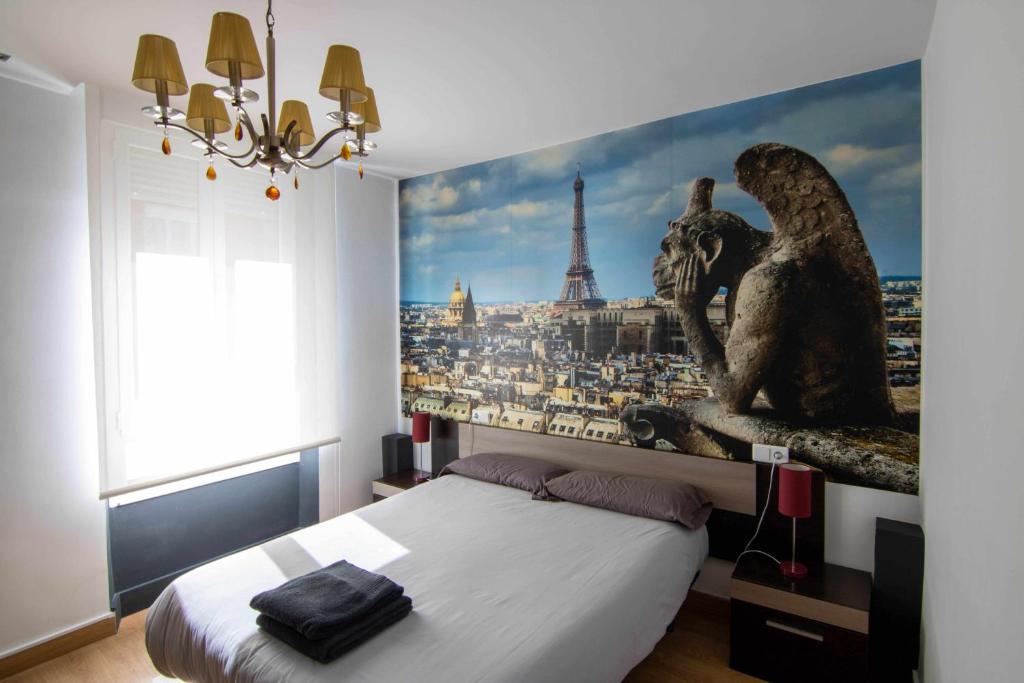 莱昂Apartamento paris的一间带艾菲尔铁塔海报的卧室