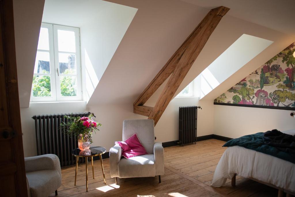 蓬莱韦克Chez Agnès的阁楼间 - 带一张床和一把椅子