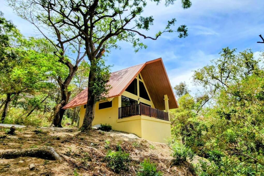 SoráCabaña de montaña en Altos del María的红色屋顶的黄色小房子