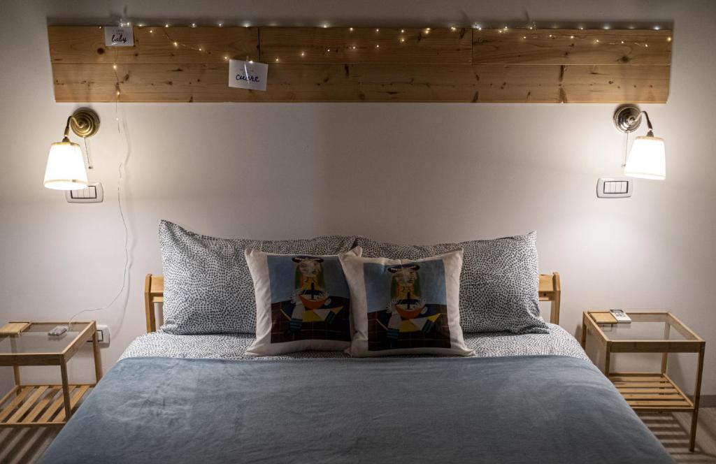 罗卡圣焦万尼Il Giardino Di Epicuro的一间卧室配有一张带两个枕头的床