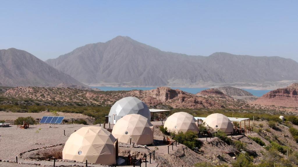 波特雷里约斯Denmoza Eco Lodge的山间沙漠中的四座圆顶
