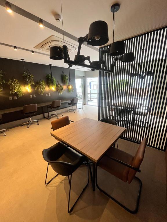 克里西玛Hub Home - Vista Incrível的一间带木桌和椅子的用餐室