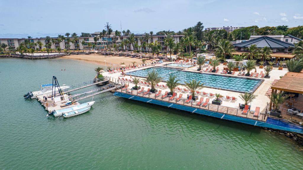 达喀尔泰鲁碧酒店的水上船只享有度假村的空中景致