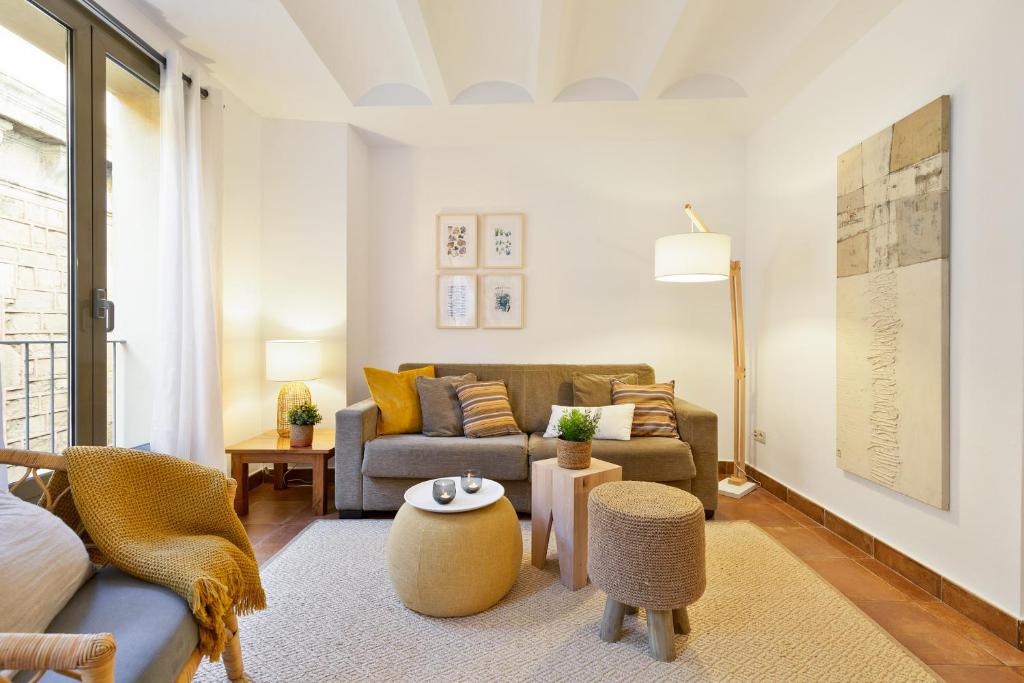 巴塞罗那Columbus Apartment的客厅配有沙发和桌子