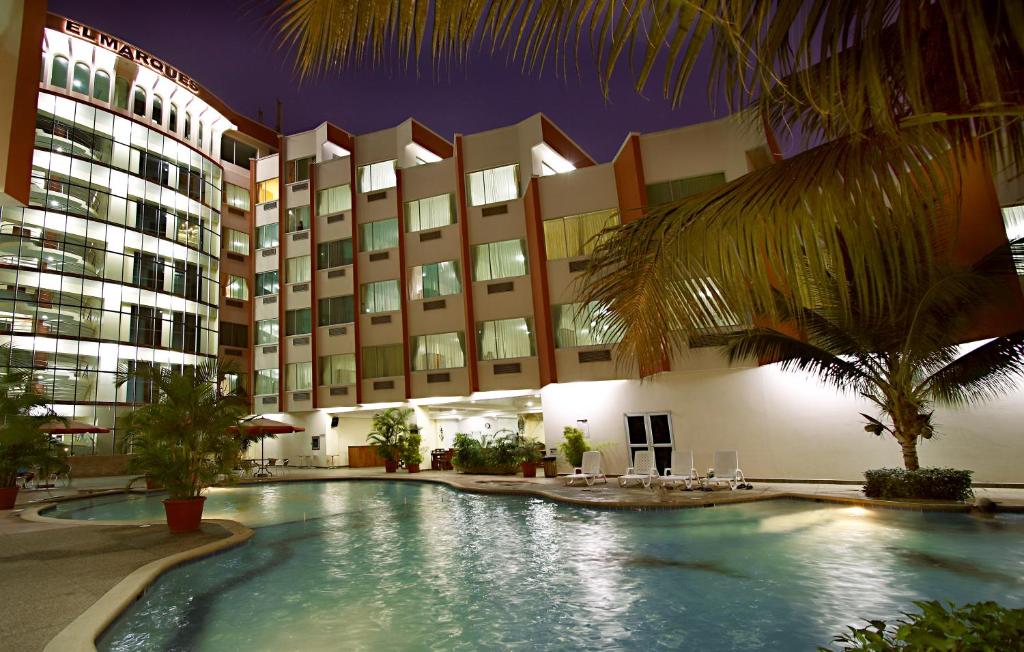 阿塔卡梅斯EI马奎斯酒店的大楼前设有游泳池的酒店