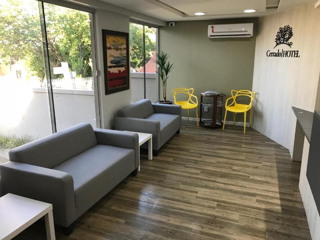 大坎普Cerrado Hotel LTDA的牙科办公室的等候室,配有沙发和椅子
