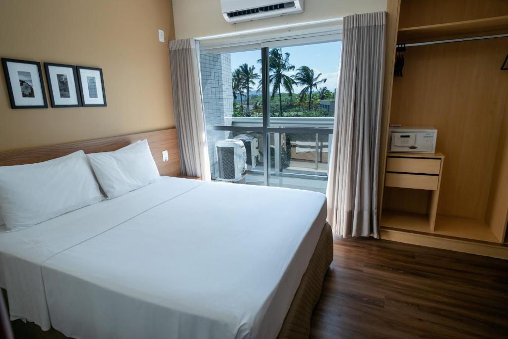 维多利亚Nobile Suites Diamond的卧室设有一张白色大床和一扇窗户。