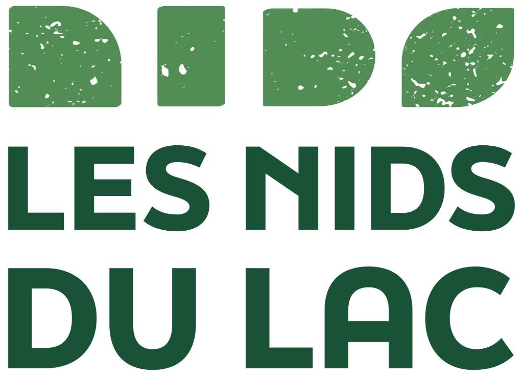 SancheyDomaine Les Nids du Lac的四个绿色标志,少孩子迟到