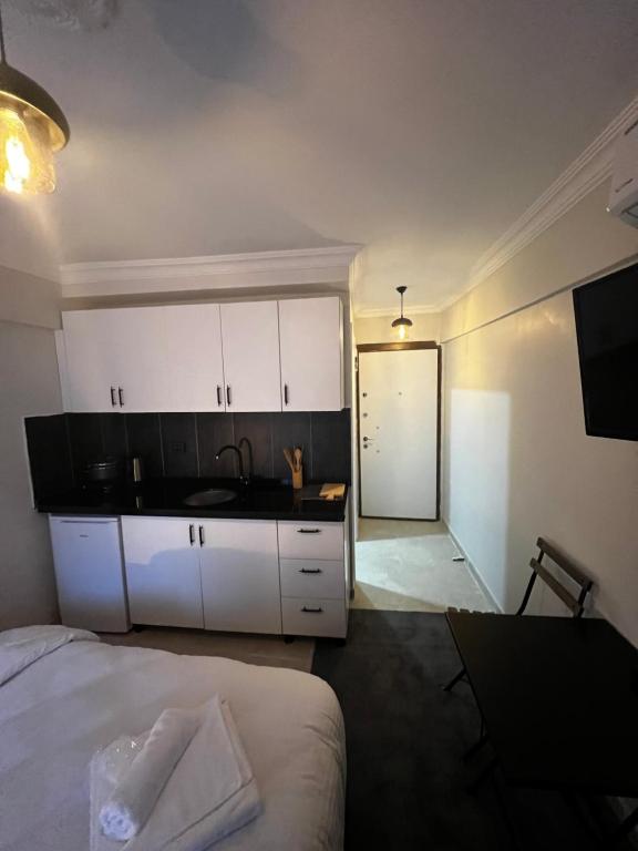 伊斯坦布尔Mr Miller Suites的一间卧室配有一张床,厨房配有水槽