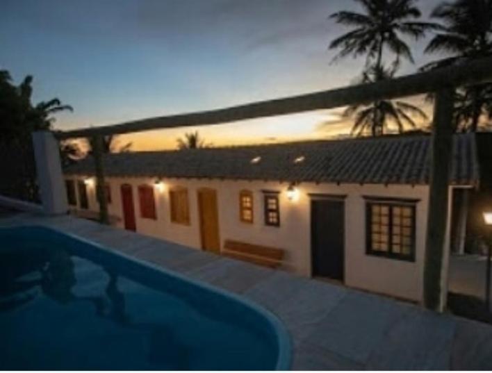 瓜拉派瑞Pousada Vila Sol Maior的一座房子前面设有游泳池