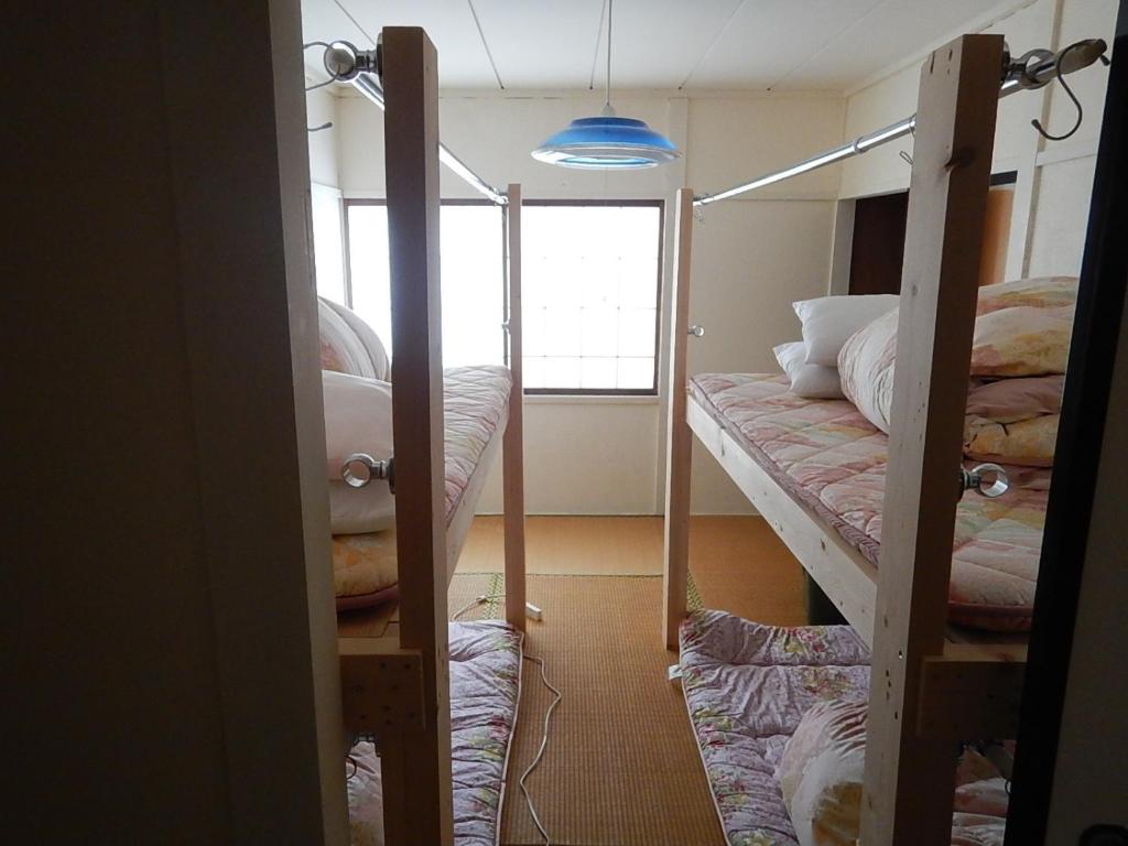 盛冈Guesthouse Akaneko - Vacation STAY 09967v的客房设有两张双层床和一扇窗户。