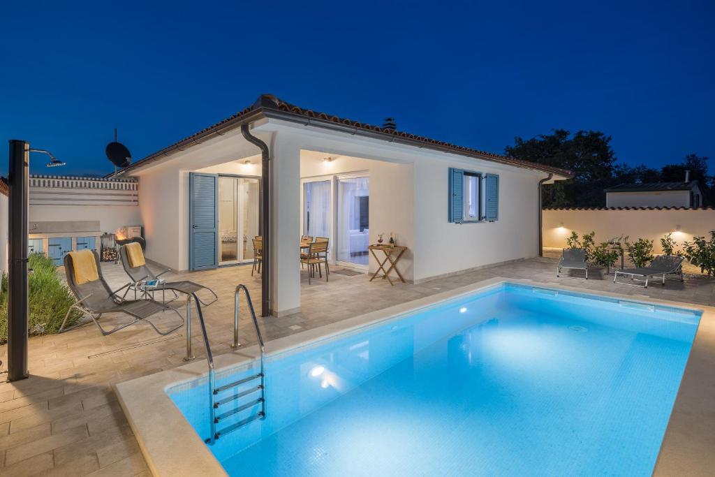 佩罗杰Spacious holiday house in Istria的房屋前的游泳池