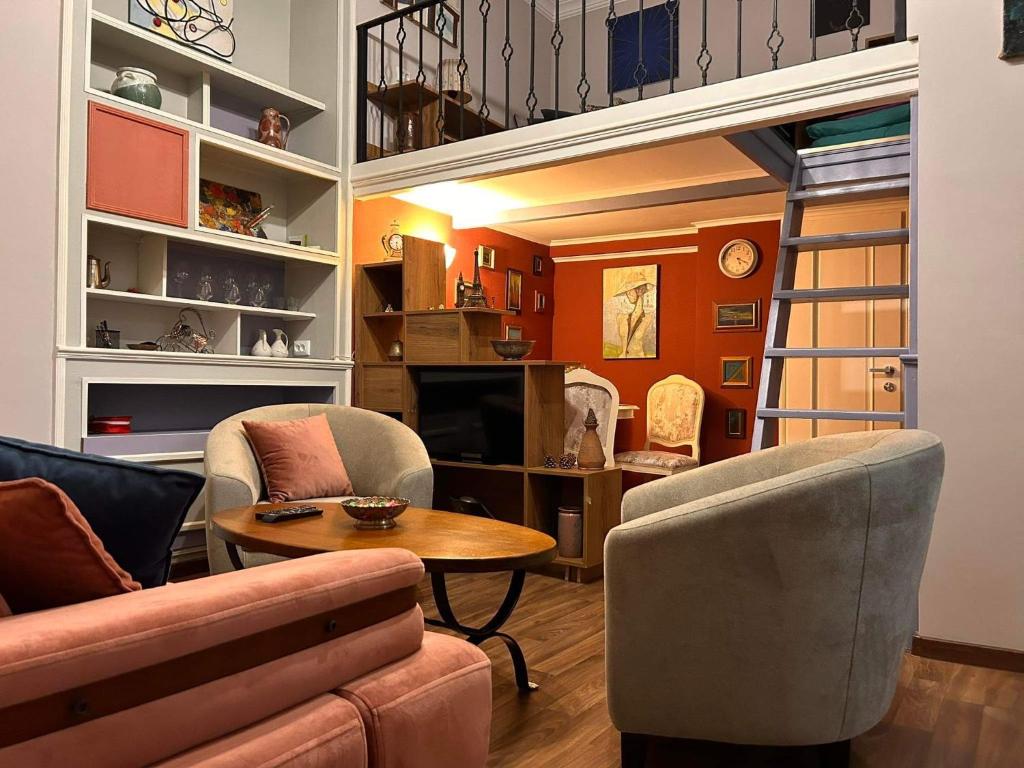 第比利斯Aparthotel Mari的客厅配有沙发和桌椅