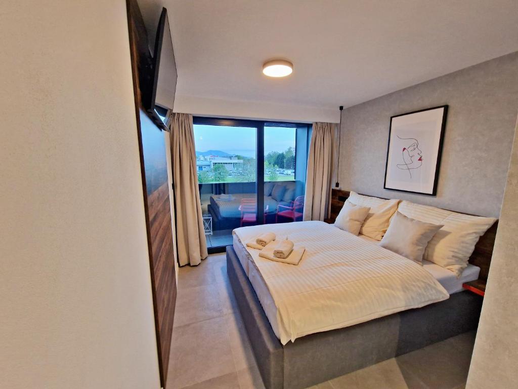 马汀Penzion San Martin的一间卧室设有一张床和一个大窗户