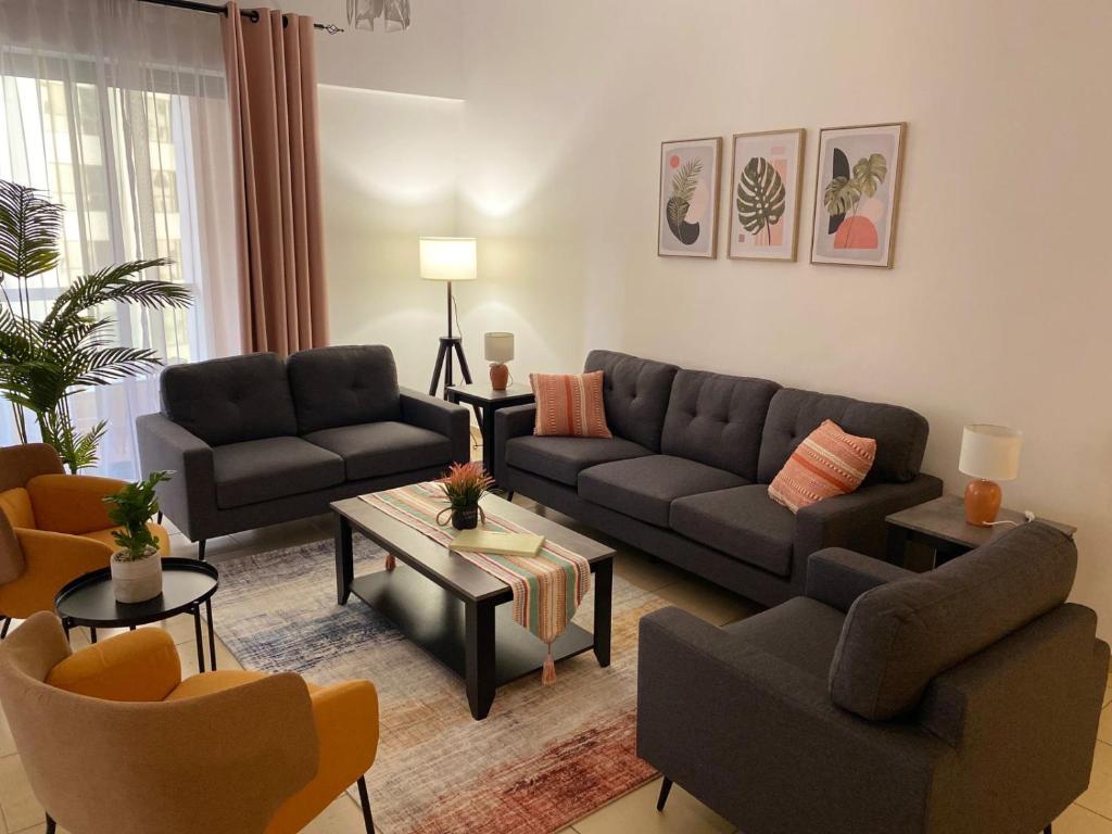 迪拜Grays Hostel By Haly的带沙发、椅子和桌子的客厅
