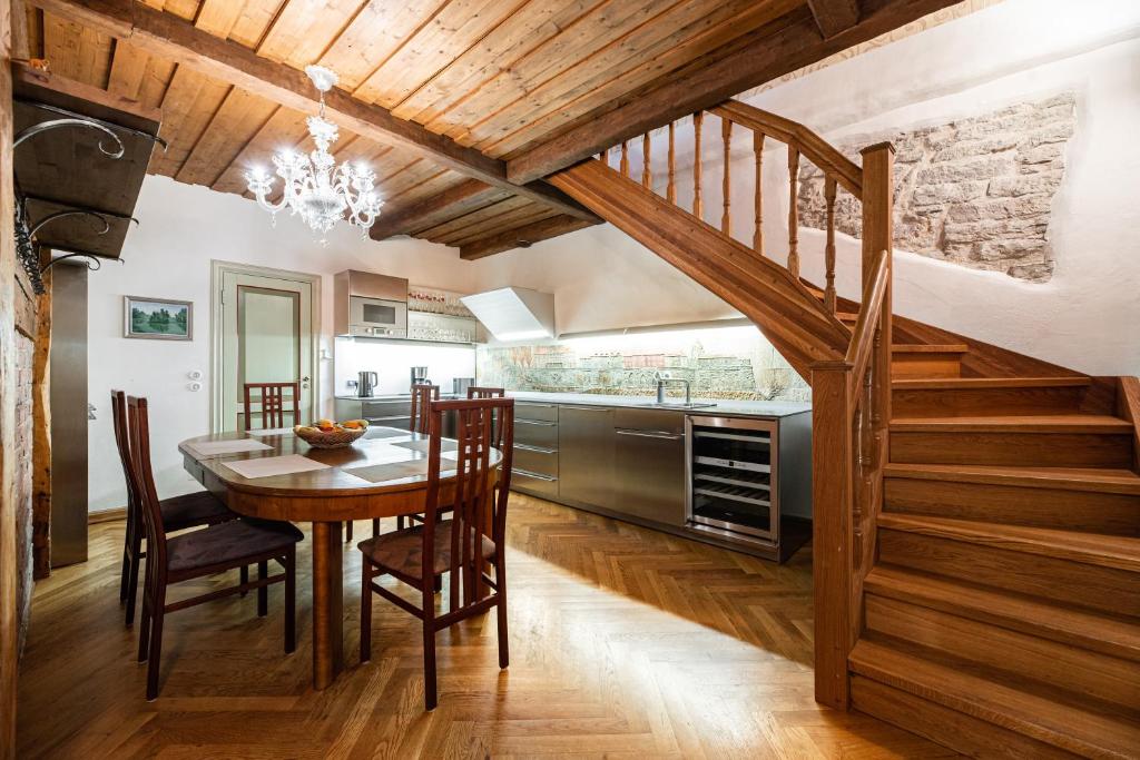 塔林AirHome - Tree Spirit的厨房设有餐桌和楼梯。
