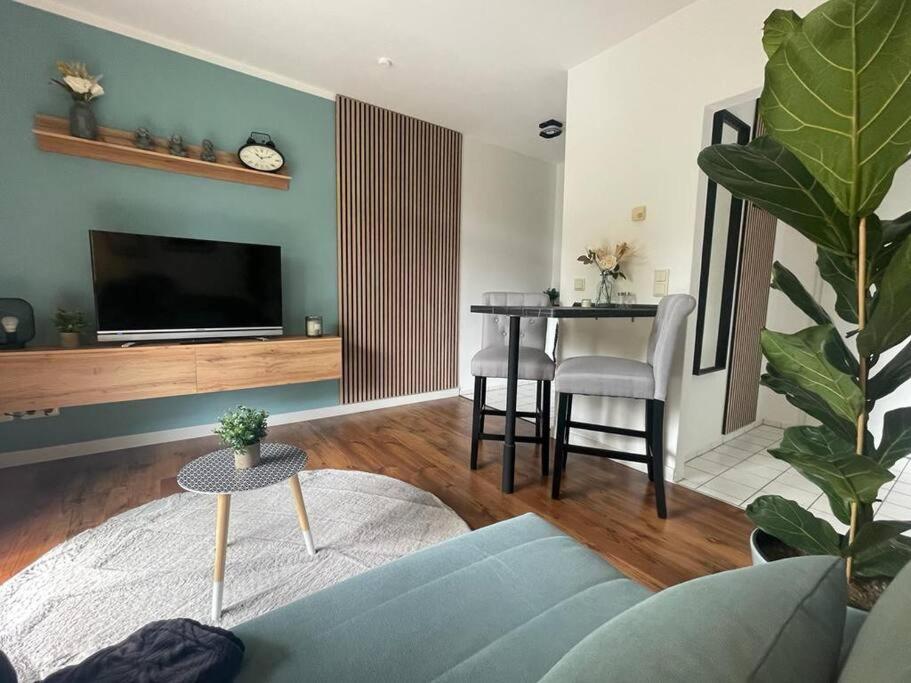 开姆尼茨Modernes Apartment in Chemnitz的客厅配有蓝色的沙发和桌子