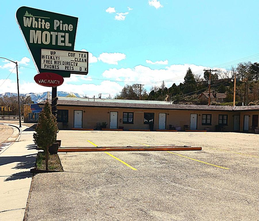 伊利White Pine Motel的停车场白松汽车旅馆的标志