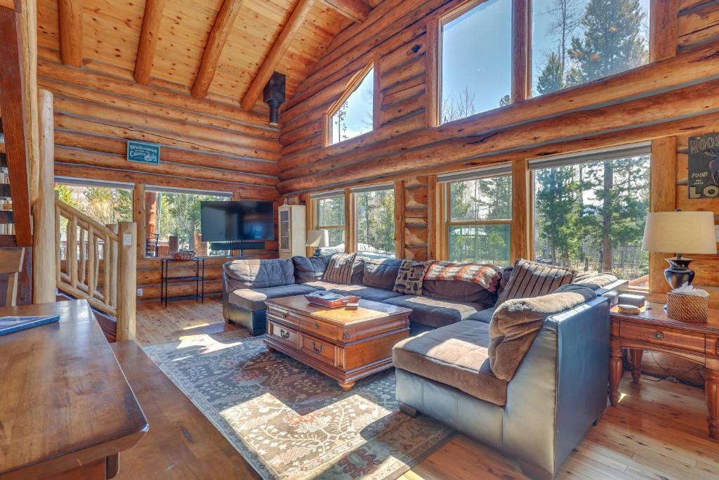 格兰德莱克Grand Lake Cabin with Direct Access to Rocky Mtn NP!的小屋内的客厅配有沙发和电视