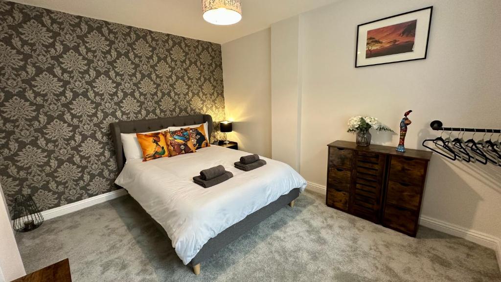 庞蒂浦Stylish & Cosy - Flat 6, Osborne Road的一间卧室配有一张床和一个木制梳妆台