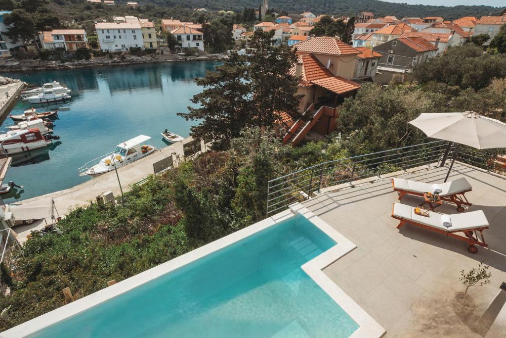博扎瓦SOL luxury residence near the beach with shared heated pool的河景游泳池