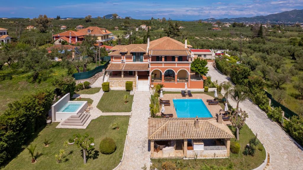 MouzákionAmalthia Villa的享有带游泳池的房屋的空中景致