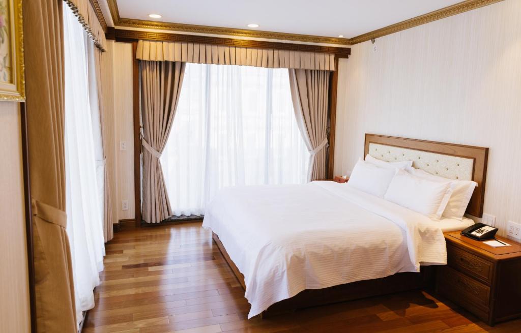 纽约艾伦酒店的卧室设有白色的床和大窗户