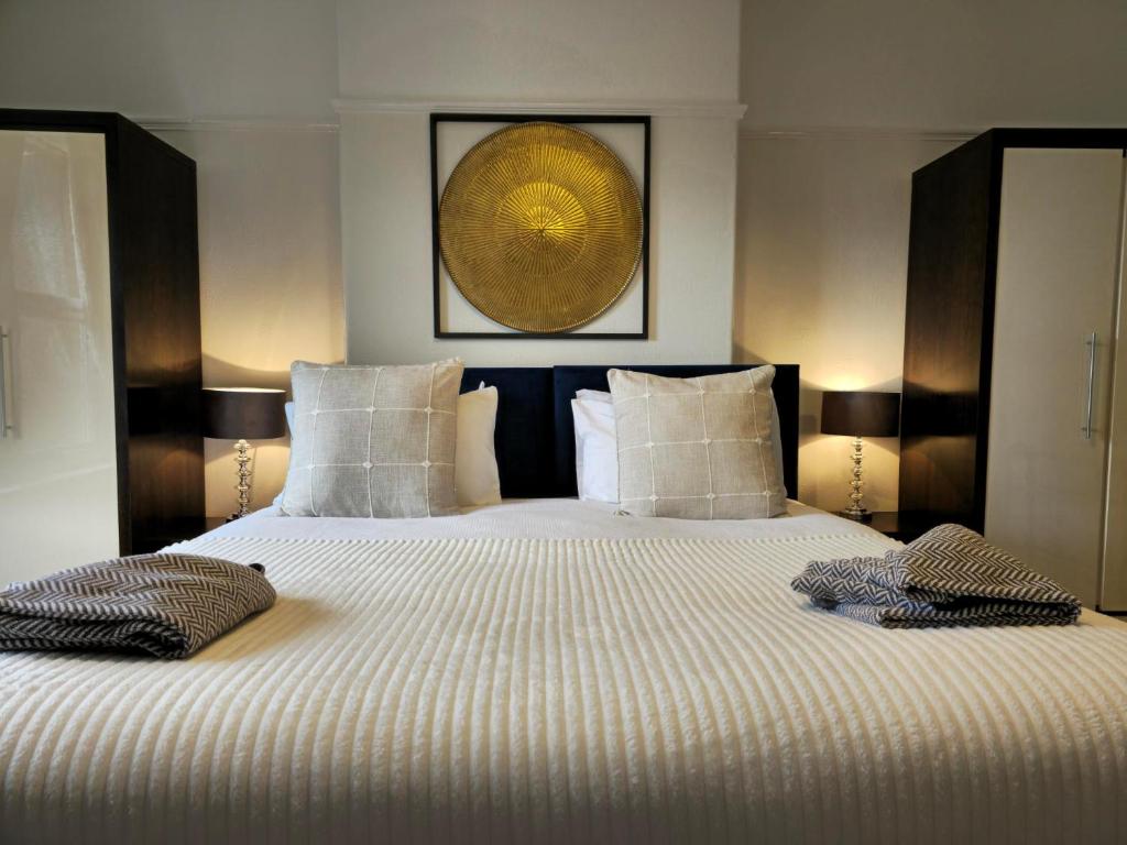 Llandrillo-yn-RhôsHarbour View Apartment的一间卧室配有一张大床和两个枕头