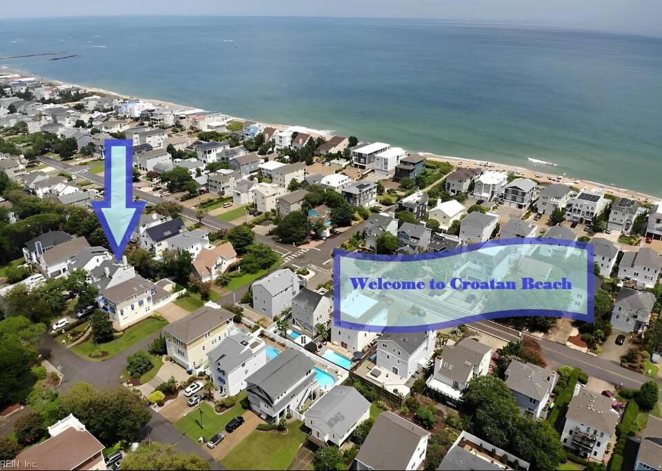 弗吉尼亚海滩Croatan Beach House - Big Kitchen, Hot Tub, 2 Masters的享有郊区住宅区美景,设有蓝色标志