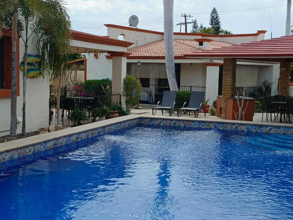 拉巴斯GoBaja Villas 2 bedroom的一座大蓝色游泳池,位于房子前