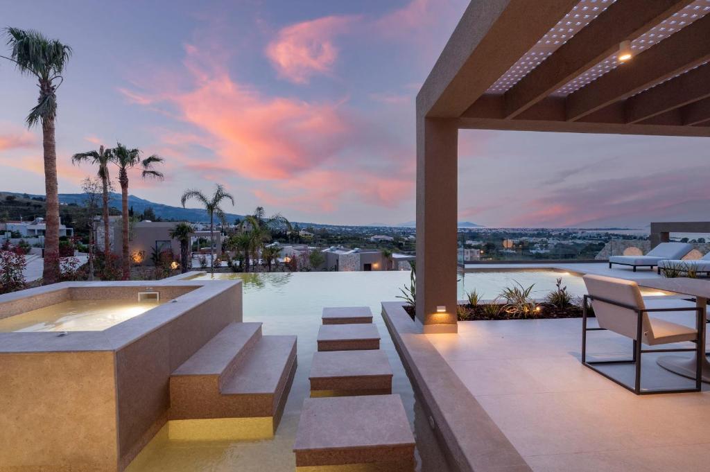 科斯镇Maravilla Luxury Living的一座带热水浴池的户外庭院,位于一座建筑的顶部