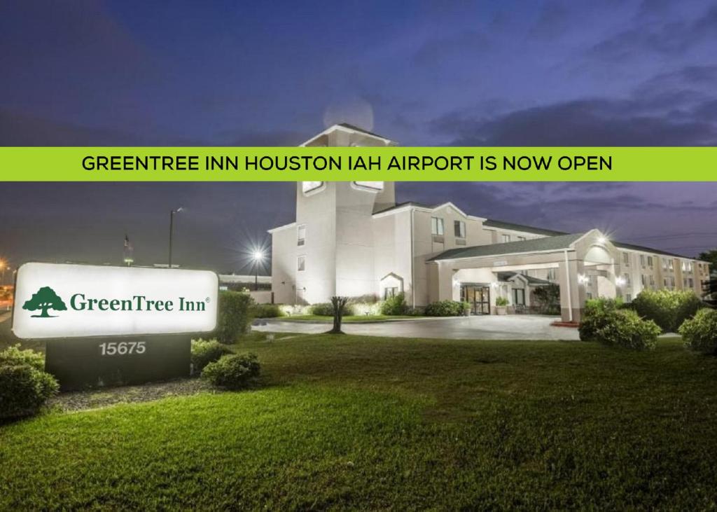 休斯顿GreenTree Inn - IAH Airpot JFK Blvd的前面有标志的建筑