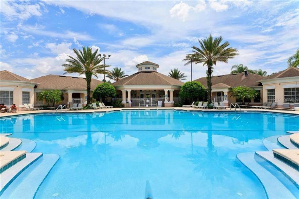 基西米Pool Home in Famous Windsor Palms Resort 4 Miles to Disney, Free Resort Amenities的一座棕榈树大型游泳池,