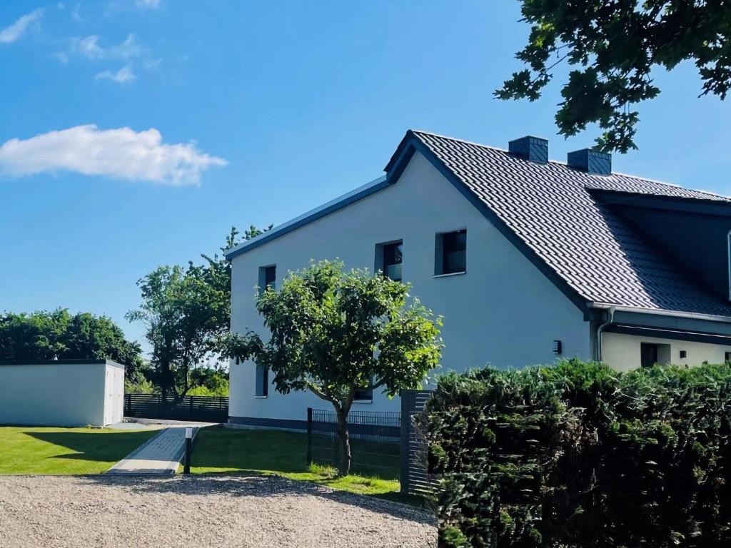 齐罗Cosy holiday home HELMA directly at the Baltic Sea的前面有一棵树的白色房子