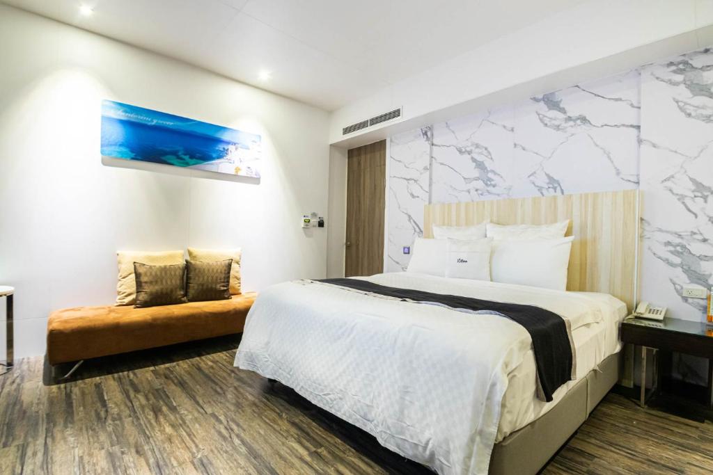 新竹168新竹馆的酒店客房设有一张床,墙上挂有地图