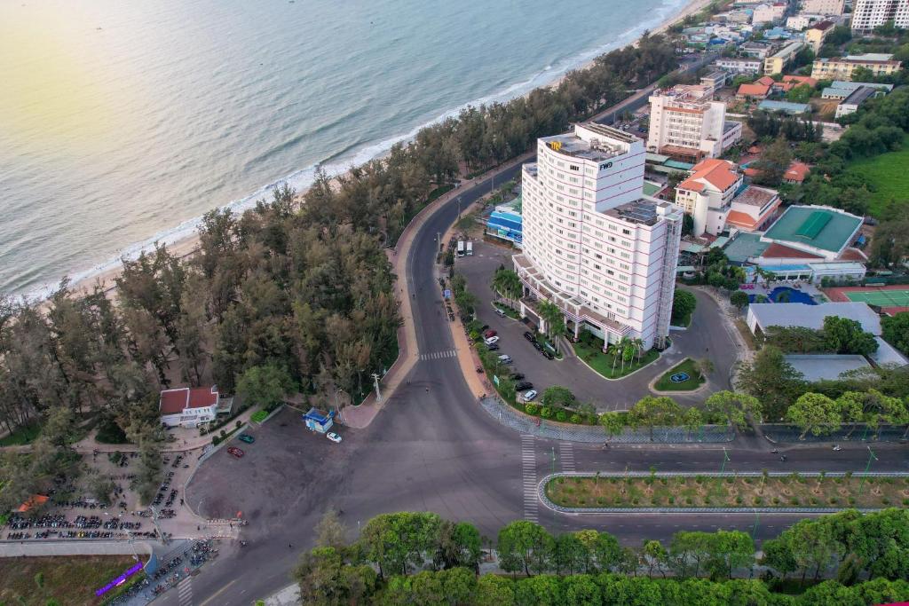 潘切TTC Hotel Phan Thiet的海洋旁建筑物的空中景观