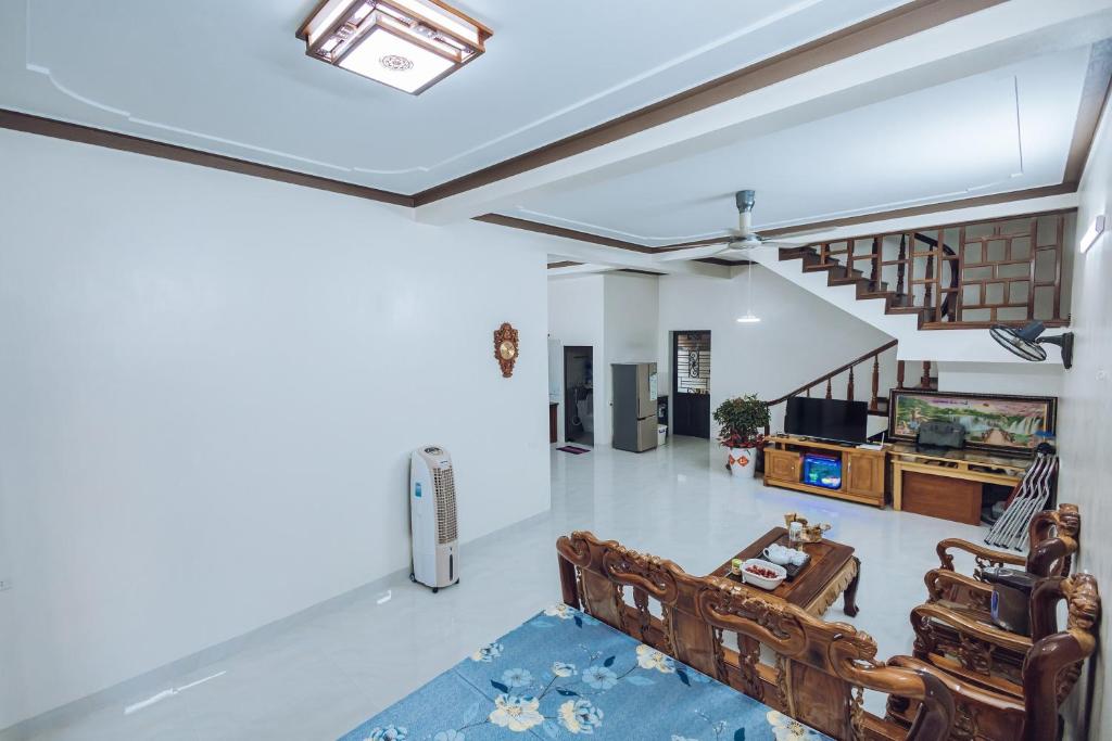 木州县Villa Habit 3br Center Mộc Châu的带沙发和电视的客厅