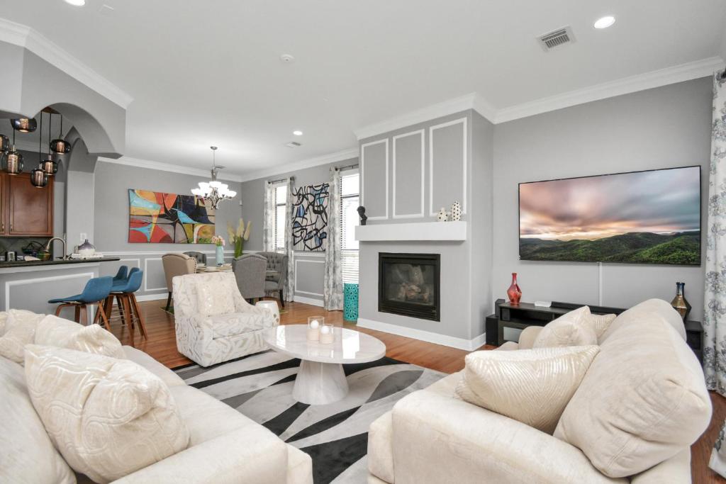 休斯顿3BR 3Ba Upscale Luxury Home in The Heights的客厅配有白色家具和壁炉