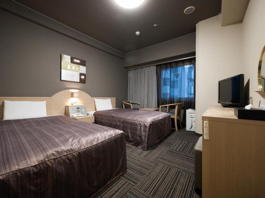 东京东京阿佐谷路线客栈酒店（原亚米斯塔阿佐谷酒店）的酒店客房设有两张床和电视。