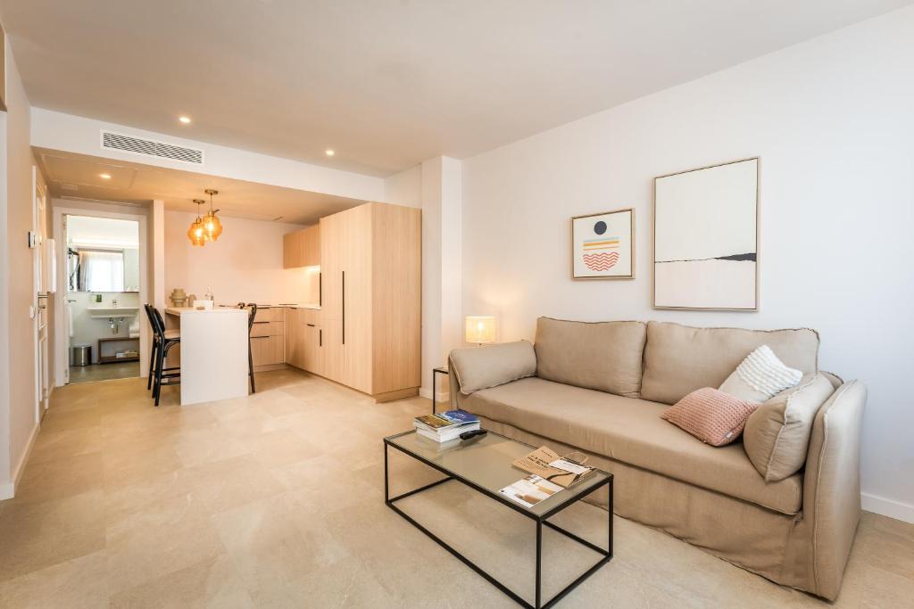 马翁ARTIEM Apartamentos的客厅配有沙发和桌子