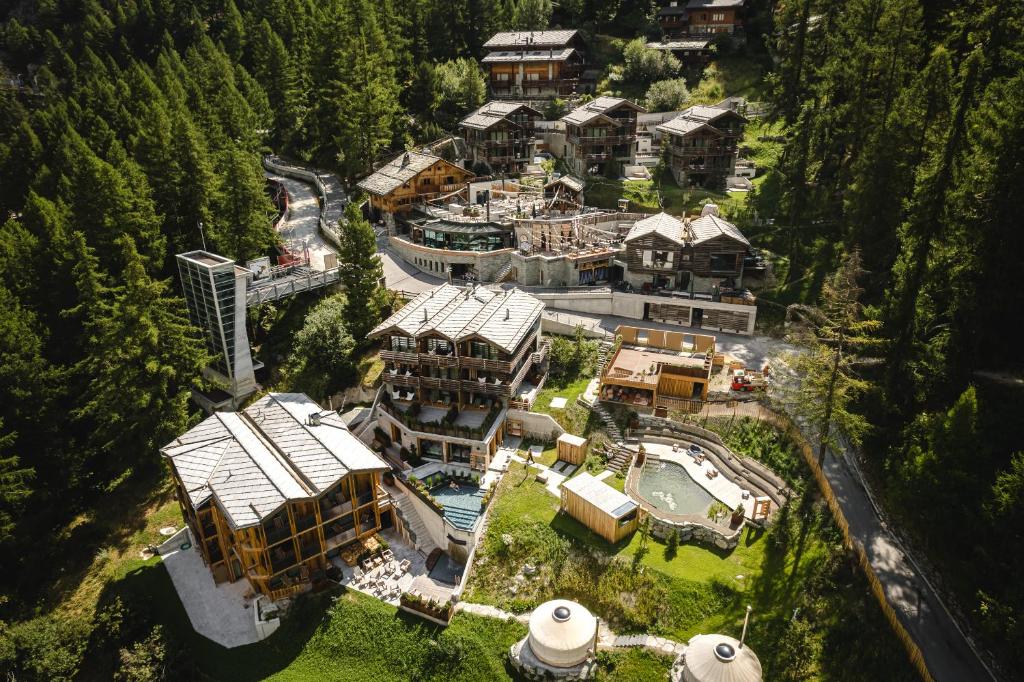 采尔马特CERVO Mountain Resort的森林中大房子的空中景观