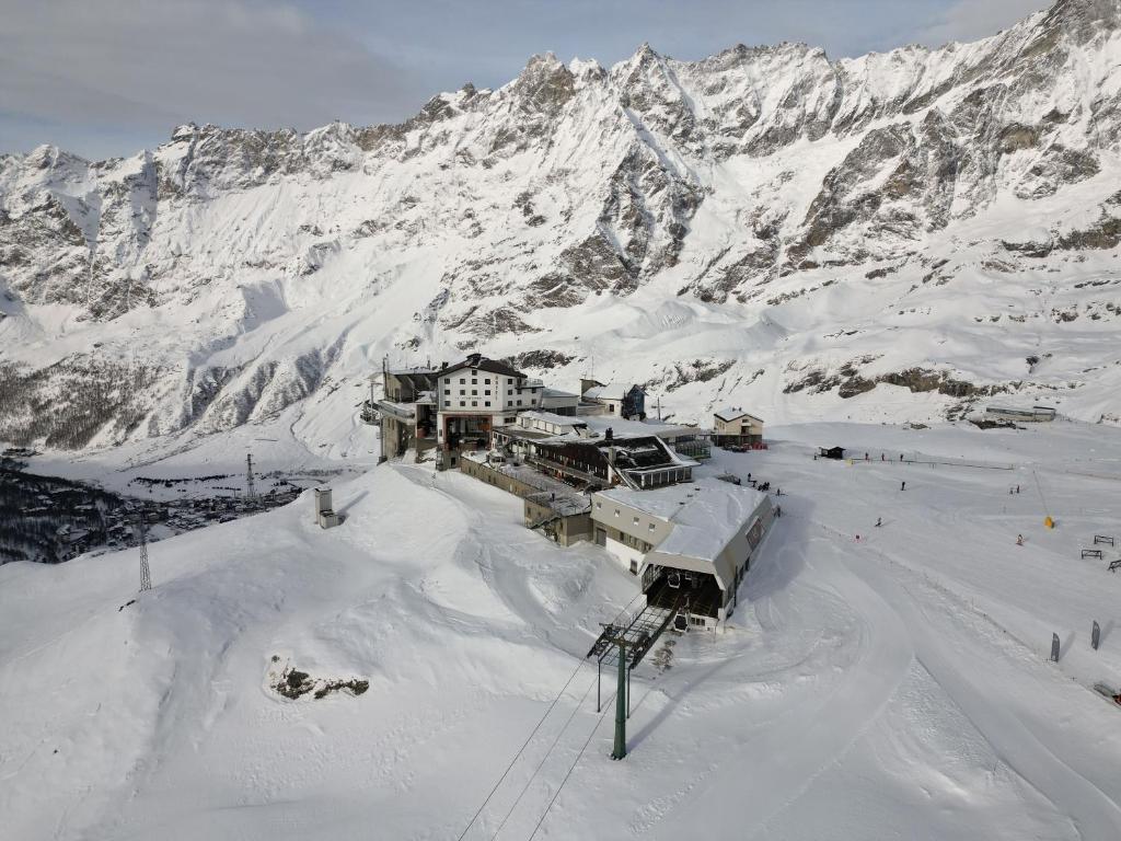 布勒伊-切尔维尼亚勒杉贝克酒店的雪中与山间滑雪小屋
