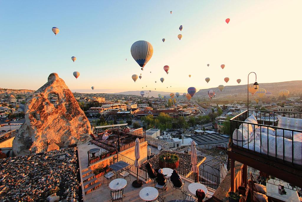 格雷梅基岩窑洞酒店的一群热气球飞越城市