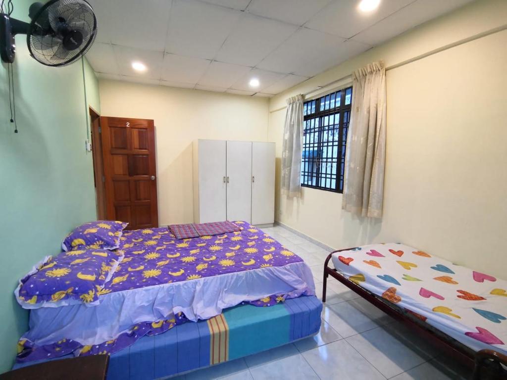 乌鲁地南Cosy Homestay Ulu Tiram的一间卧室配有一张床和一个橱柜