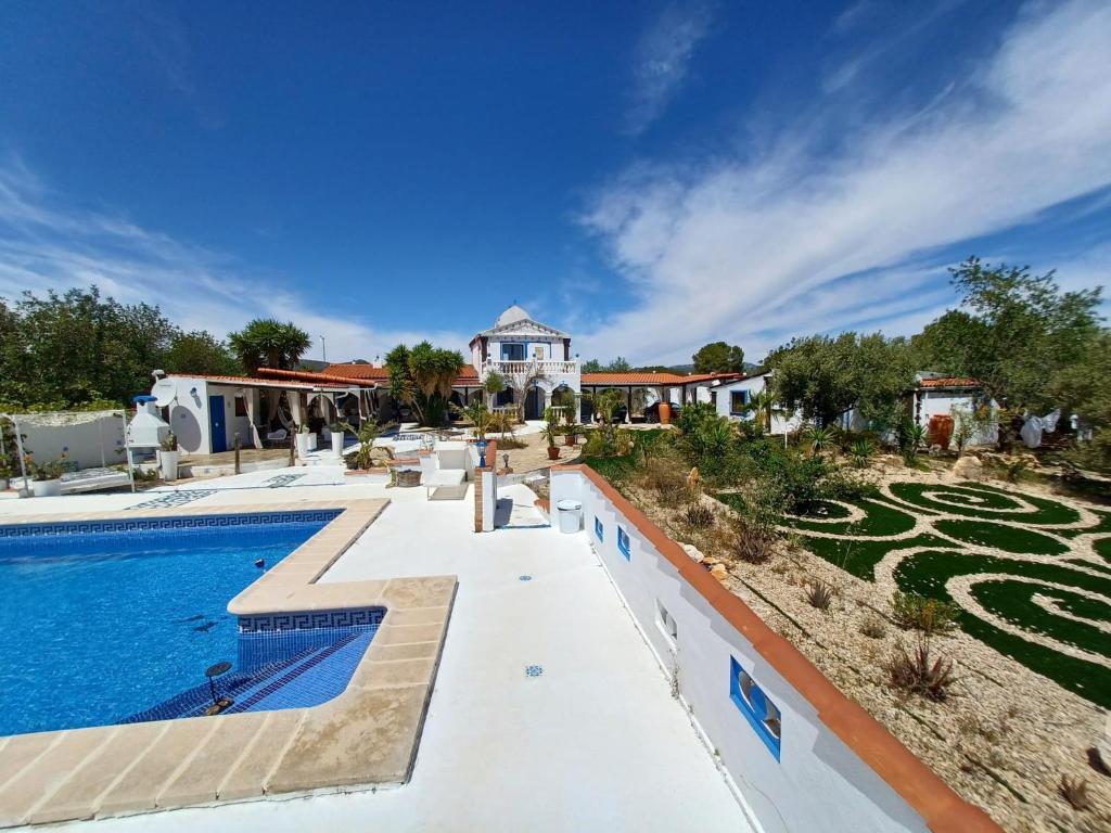 L'Ametlla de MarLuxury Villa Claudia的一座带游泳池和房子的房子