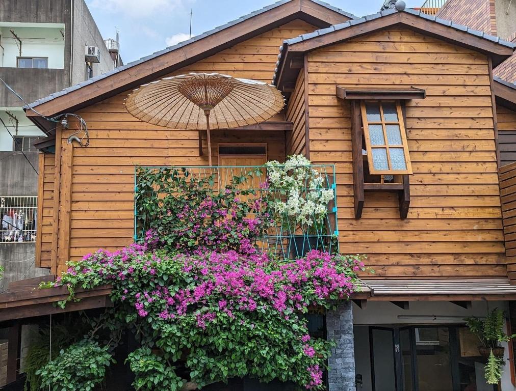 嘉义市有春枟宅的一座带鲜花和雨伞的木屋