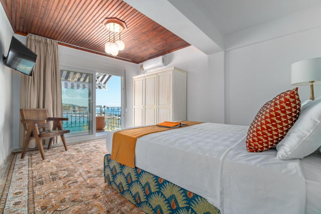 斯基亚索斯镇Megaron Skiathos Boutique Residence的酒店客房设有一张床和一个阳台。