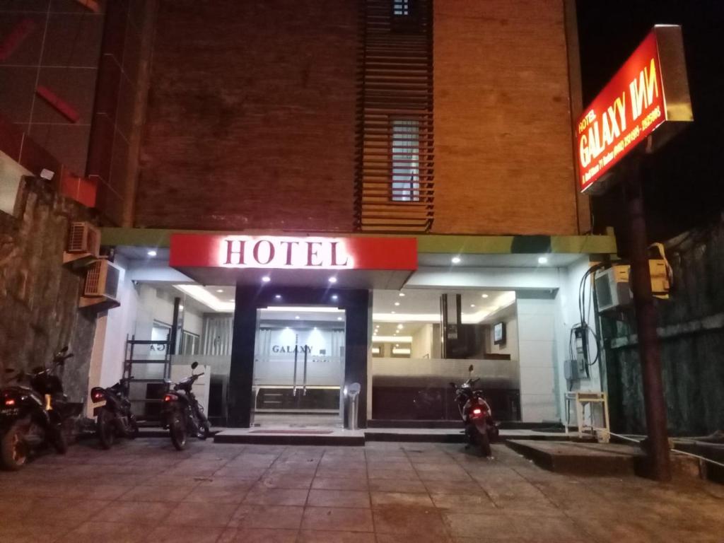 BaubauGalaxy Inn的一家在夜间停在外面摩托车的酒店