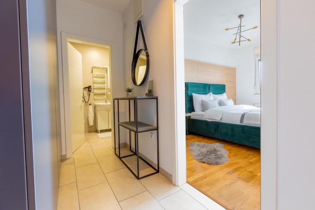 泰斯利奇Platinum_Luxury_Apartment的一间卧室配有一张床和镜子