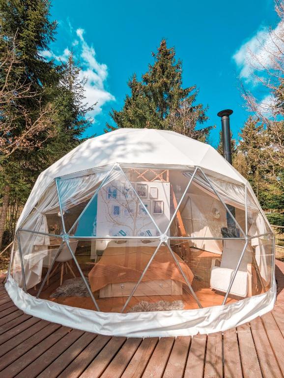 弗勒希察Medve Dome - Luxury Camping in the middle of nature的木制甲板上的冰屋帐篷